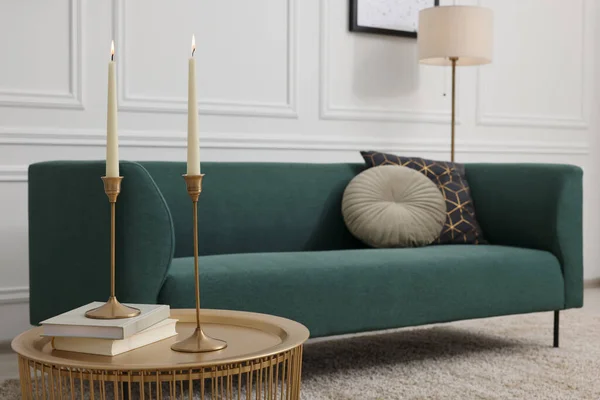 风格新颖的客厅 有柔软的米黄色地毯 咖啡桌和沙发 室内设计 — 图库照片