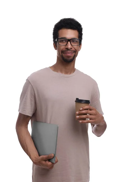 白い背景にノートパソコンとコーヒーのカップを持つハンサムな男 — ストック写真