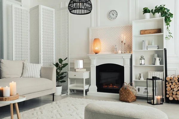 Stilvolles Wohnzimmer Mit Schönem Kamin Sofa Und Unterschiedlichem Dekor Innenarchitektur — Stockfoto