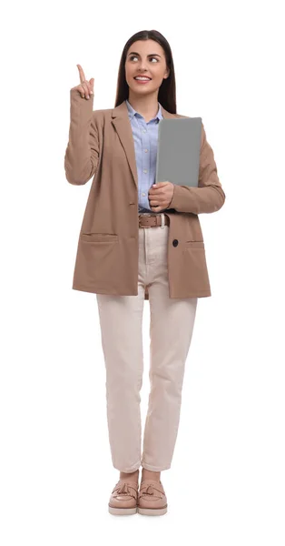 Mooie Gelukkige Zakenvrouw Met Laptop Wijzen Naar Iets Witte Achtergrond — Stockfoto