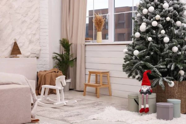 Pokojový Interiér Vánočním Stromečkem Slavnostní Výzdobou — Stock fotografie