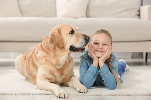 Criança Bonita Com Seu Labrador Retriever Chão Casa Adorável Animal — Fotografia de Stock