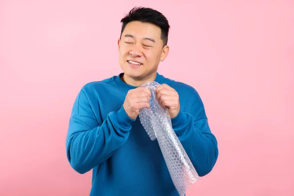 Aziatische Man Met Bubble Wrap Roze Achtergrond — Stockfoto