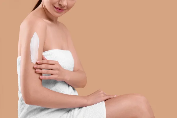 Woman Smear Body Cream Her Arm Light Brown Background Closeup — Stock Photo, Image