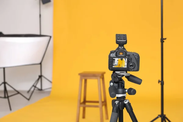Camera Tripod Bar Stool Professional Lighting Equipment Modern Photo Studio — Stok fotoğraf