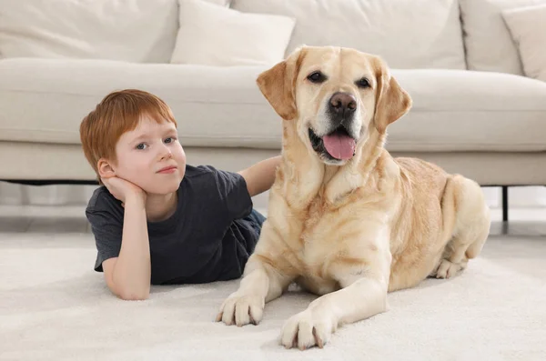 Söta Barn Med Sin Labrador Retriever Golvet Hemma Gulligt Husdjur — Stockfoto