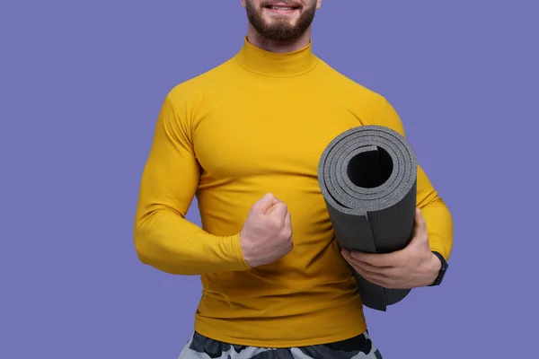 Man Fitness Mat Purple Background Closeup — Stock Photo, Image