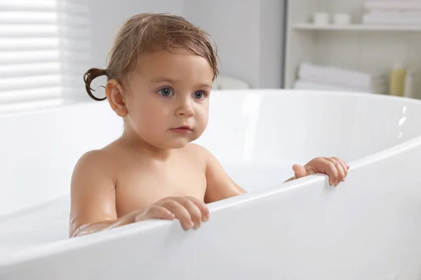 Tatlı Küçük Kız Evde Banyo Yapıyor — Stok fotoğraf