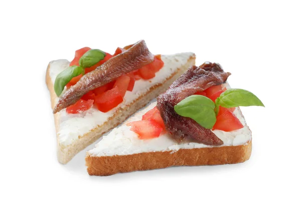 白底奶油芝士 凤尾鱼 西红柿和罗勒的美味三明治 — 图库照片