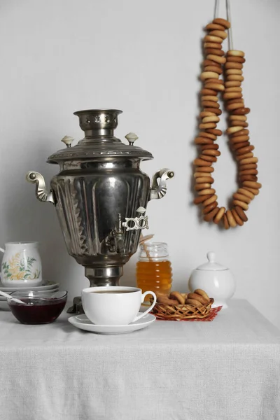 Композиция Вкусными Сушки Форме Кольца Сухие Бублики Чай Белой Скатерти — стоковое фото