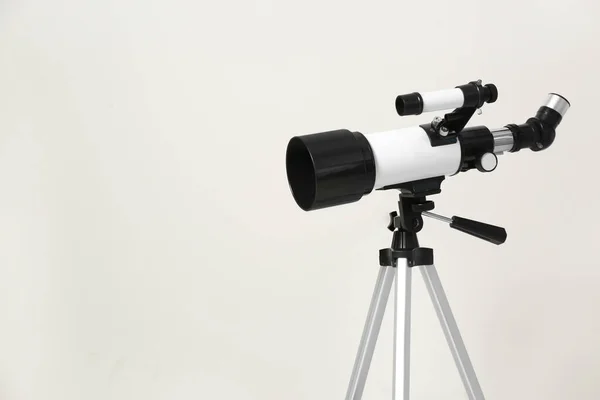Stativ Mit Modernem Teleskop Auf Weißem Hintergrund Nahaufnahme Raum Für — Stockfoto