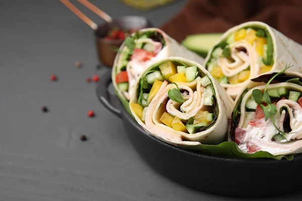 Leckere Sandwich Wraps Mit Frischem Gemüse Auf Grauem Tisch Nahaufnahme — Stockfoto