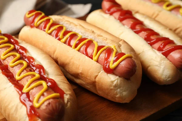 Lahodné Hot Dogy Hořčicí Kečupem Dřevěném Stole Detailní Záběr — Stock fotografie