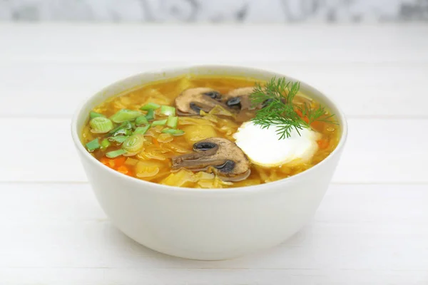 Deliciosa Sopa Chucrut Con Champiñones Cebolla Verde Eneldo Crema Agria — Foto de Stock