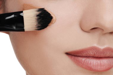 Temeli beyaz arkaplana sürtündüren kadın, yakın plan