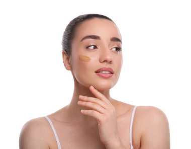 Beyaz arkaplanda fondöten kumaşı olan kadın