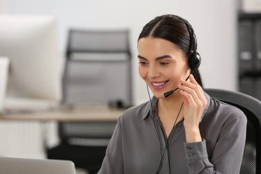 Ofiste çalışan telefon operatörü.