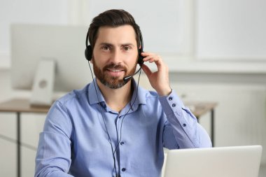 Ofiste çalışan telefon operatörü.