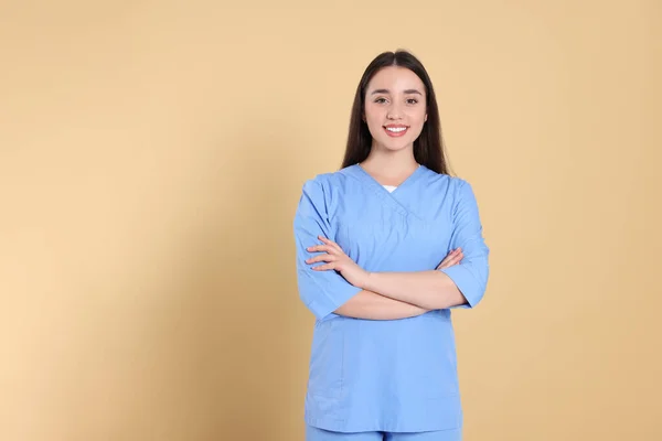 Portret Van Verpleegkundige Medisch Uniform Lichtbruine Achtergrond Ruimte Voor Tekst — Stockfoto