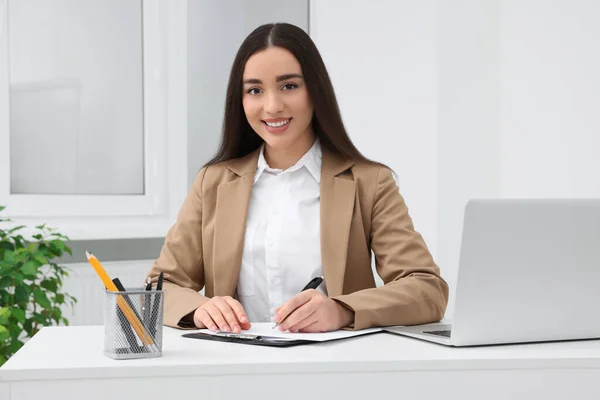 Молодая Женщина Интерн Работает Ноутбуком Столом Офисе — стоковое фото