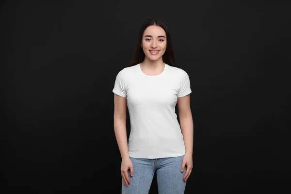Mulher Vestindo Camiseta Branca Fundo Preto — Fotografia de Stock