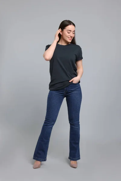 Jovem Mulher Jeans Elegantes Fundo Cinza — Fotografia de Stock