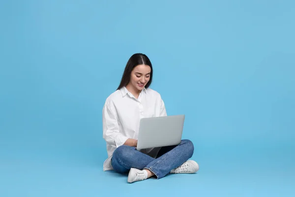 Χαμογελαστή Νεαρή Γυναίκα Που Εργάζεται Φορητό Υπολογιστή Γαλάζιο Φόντο Χώρος — Φωτογραφία Αρχείου