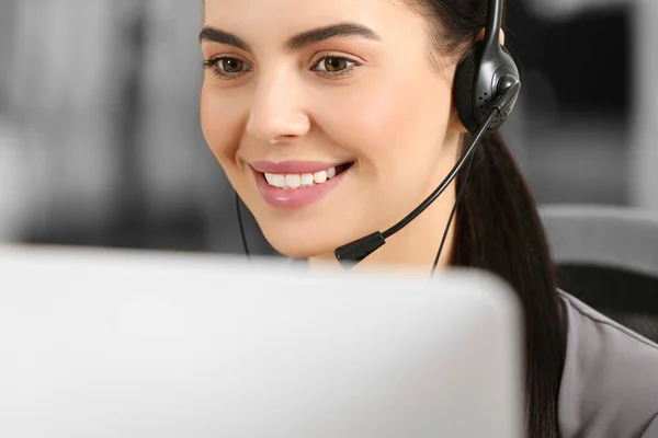 Hotline Betreiber Mit Headset Arbeitet Computer Büro — Stockfoto