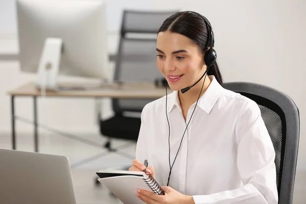 Hotline Operator Met Headset Werkt Laptop Kantoor — Stockfoto