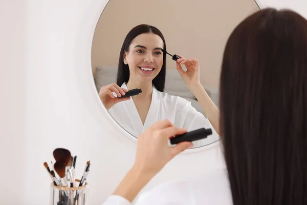 Vacker Ung Kvinna Tillämpa Mascara Nära Spegeln Inomhus Plats För — Stockfoto