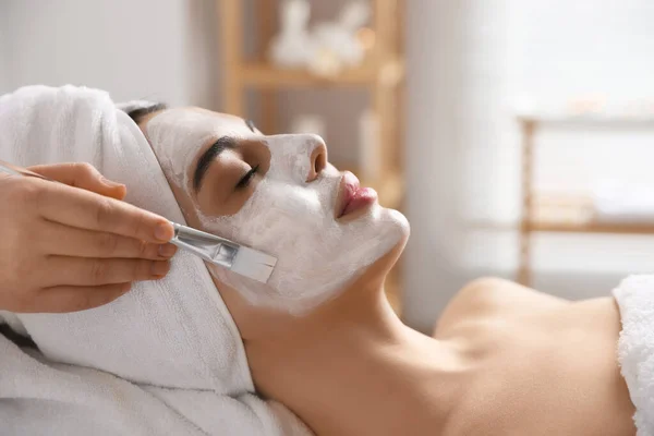 Cosmetoloog Aanbrengen Van Masker Het Gezicht Van Vrouw Spa Salon — Stockfoto