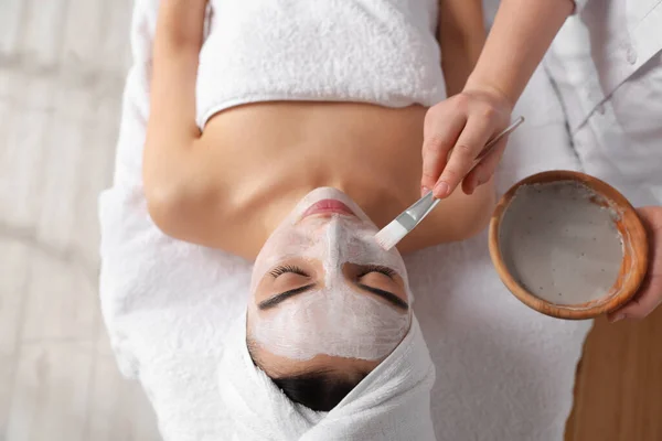 Cosmetologist Applying Mask Woman Face Spa Salon View — Fotografia de Stock