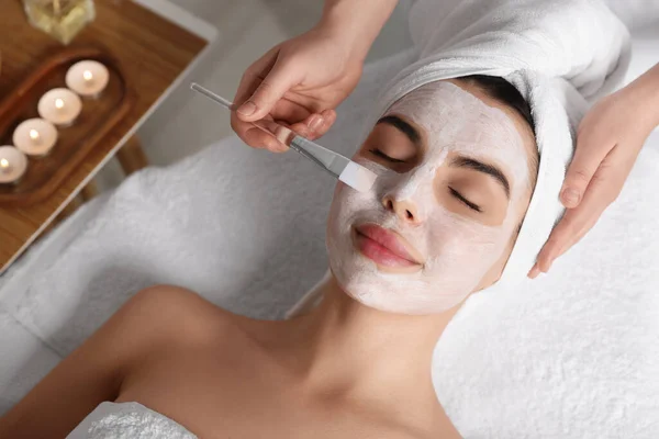 Kosmetologis Menerapkan Topeng Pada Wajah Wanita Spa Salon Atas Pandangan — Stok Foto