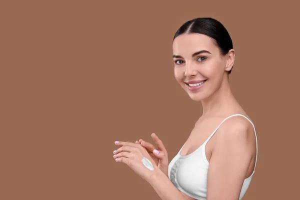 Mooie Vrouw Met Uitstrijkje Van Body Cream Haar Hand Tegen — Stockfoto