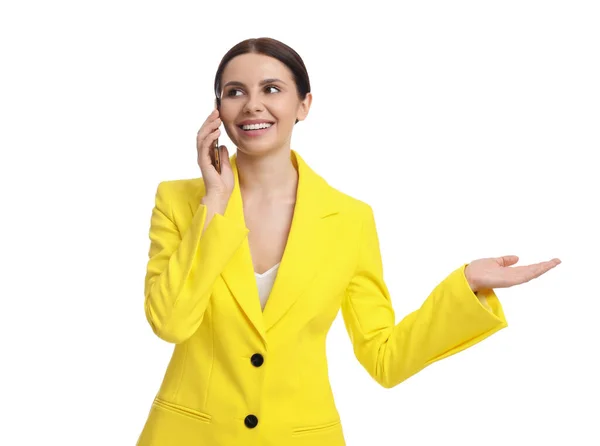 Mulher Negócios Bonita Terno Amarelo Falando Smartphone Contra Fundo Branco — Fotografia de Stock