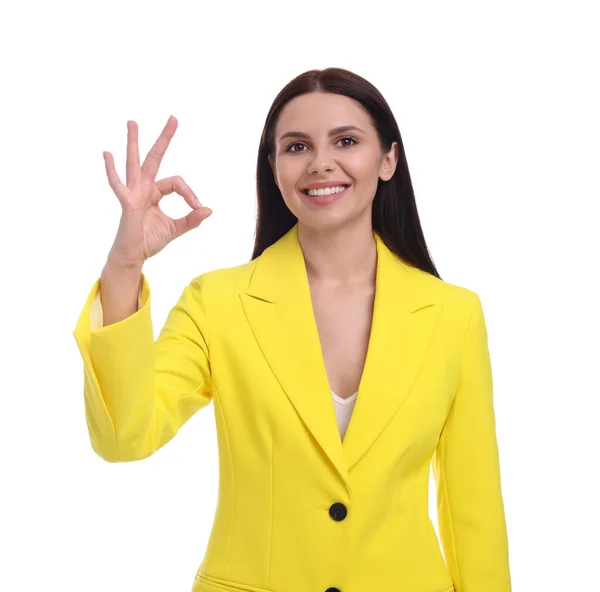 Mulher Negócios Feliz Bonita Terno Amarelo Mostrando Gesto Fundo Branco — Fotografia de Stock