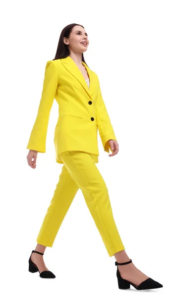 Vacker Affärskvinna Gul Kostym Promenader Vit Bakgrund — Stockfoto