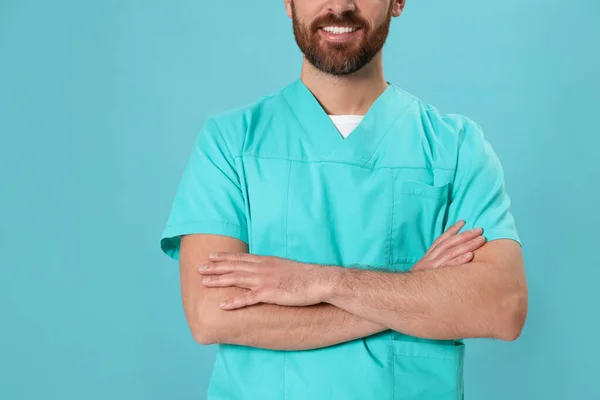 Krankenschwester Arztuniform Auf Hellblauem Hintergrund Nahaufnahme — Stockfoto