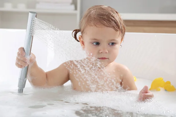 Aranyos Kislány Játszik Zuhanyfej Fürdőkád Otthon — Stock Fotó