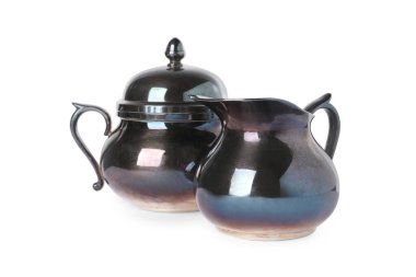 Beyaz arkaplanda güzel antika çay seti ögeleri