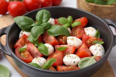Mozarella topları, domatesler ve fesleğenli Caprese salatası.