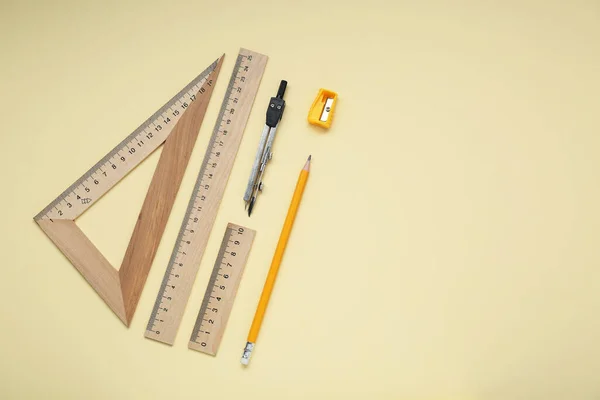 Verschiedene Lineale Bleistift Und Kompass Auf Gelbem Hintergrund Raum Für — Stockfoto