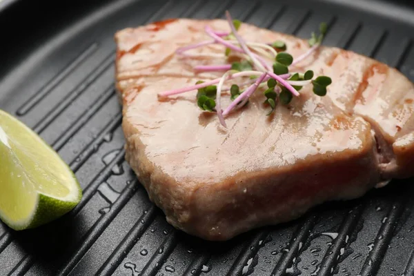 Lahodný Tuňákový Steak Limetkou Mikrozelení Grilované Pánvi Detailní Záběr — Stock fotografie