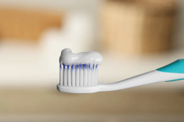 Bulanık Arkaplanda Yapıştırıcılı Plastik Diş Fırçası Yakın Plan — Stok fotoğraf