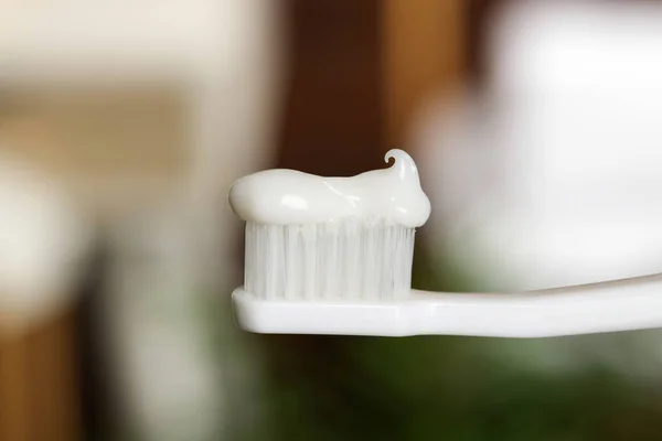 Escova Dentes Plástico Com Pasta Fundo Borrado Close — Fotografia de Stock