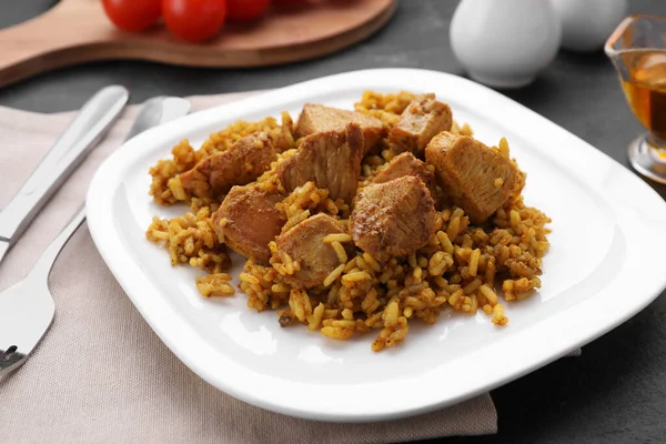 Köstlicher Reis Mit Huhn Auf Dem Tisch Nahaufnahme — Stockfoto