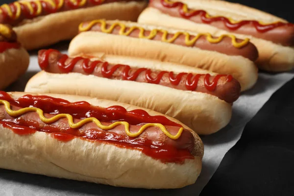 Hot Dogs Frais Délicieux Avec Des Sauces Sur Table Noire — Photo