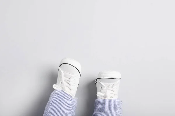 Pequeño Bebé Elegantes Zapatos Goma Sobre Fondo Gris Claro Vista — Foto de Stock