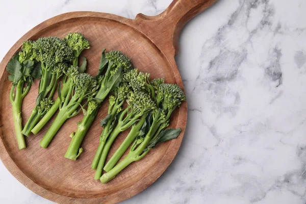 Färsk Broccolini Vitt Marmorbord Ovanifrån Och Utrymme För Text Hälsosam — Stockfoto