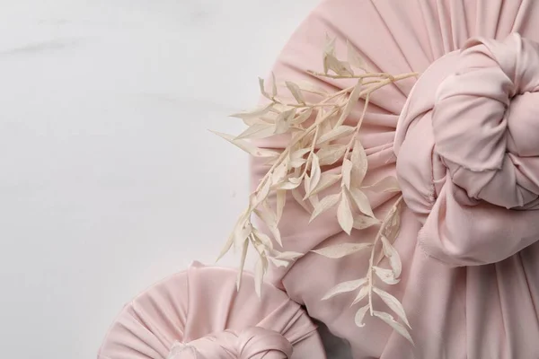 Técnica Furoshiki Presentes Embalados Tecido Rosa Ramos Secos Mesa Mármore — Fotografia de Stock